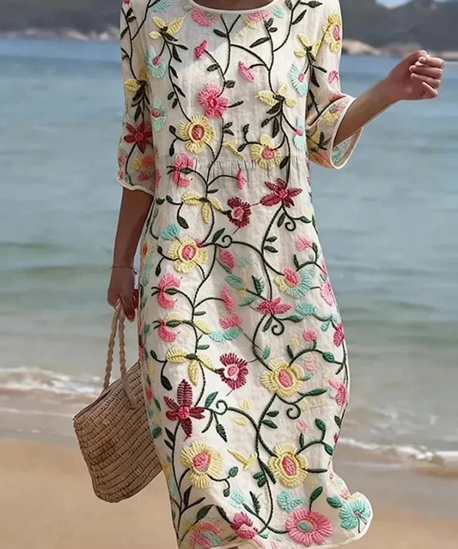 Vestido informal de mujer con estampado floral.