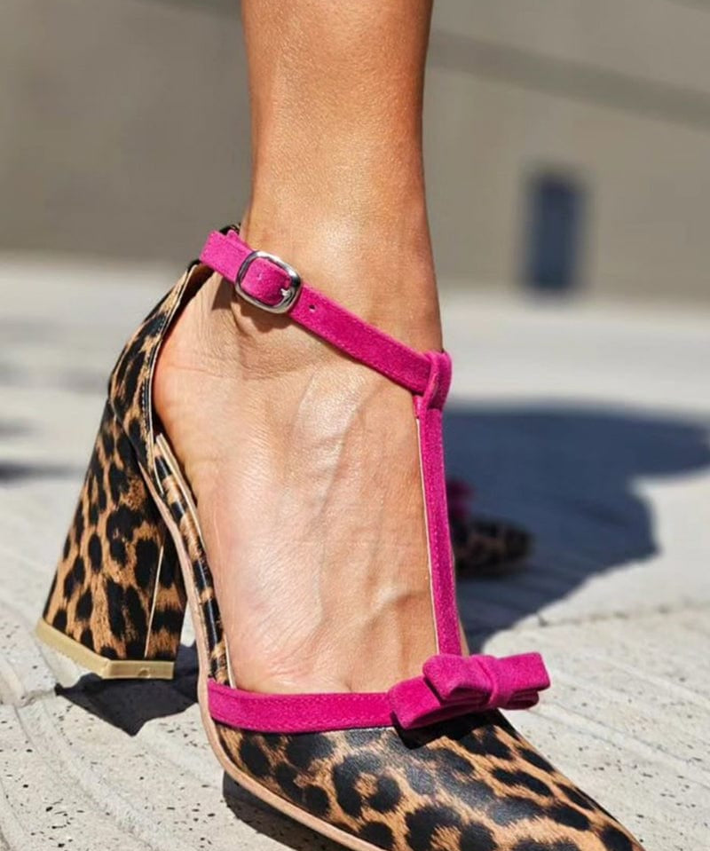 Ximena™ | Tacón Alto con Estampado Leopardo y Detalle Fucsia