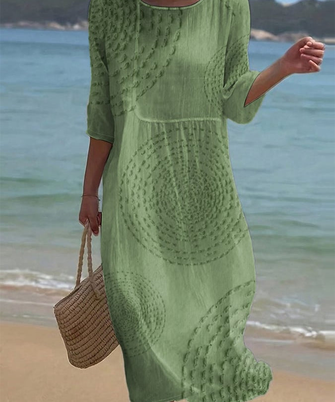 Vestido informal de mujer bordado.