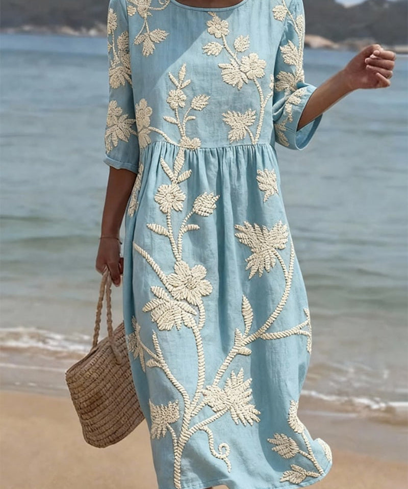 Vestido informal de mujer con estampado floral.