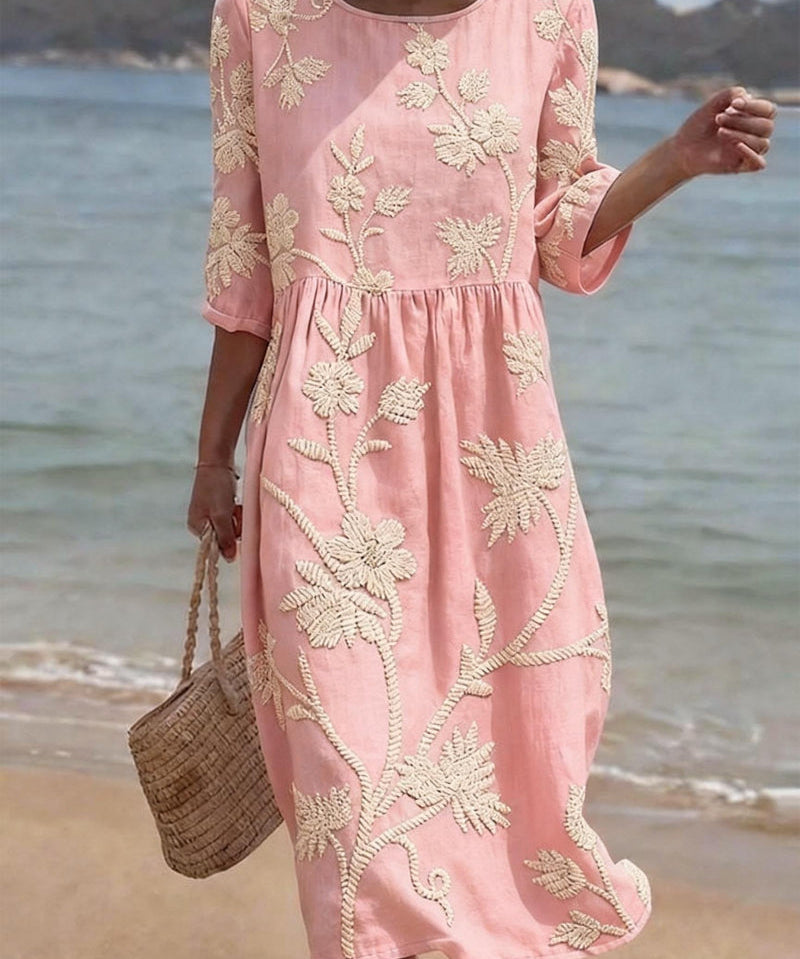Vestido informal de mujer con estampado floral.