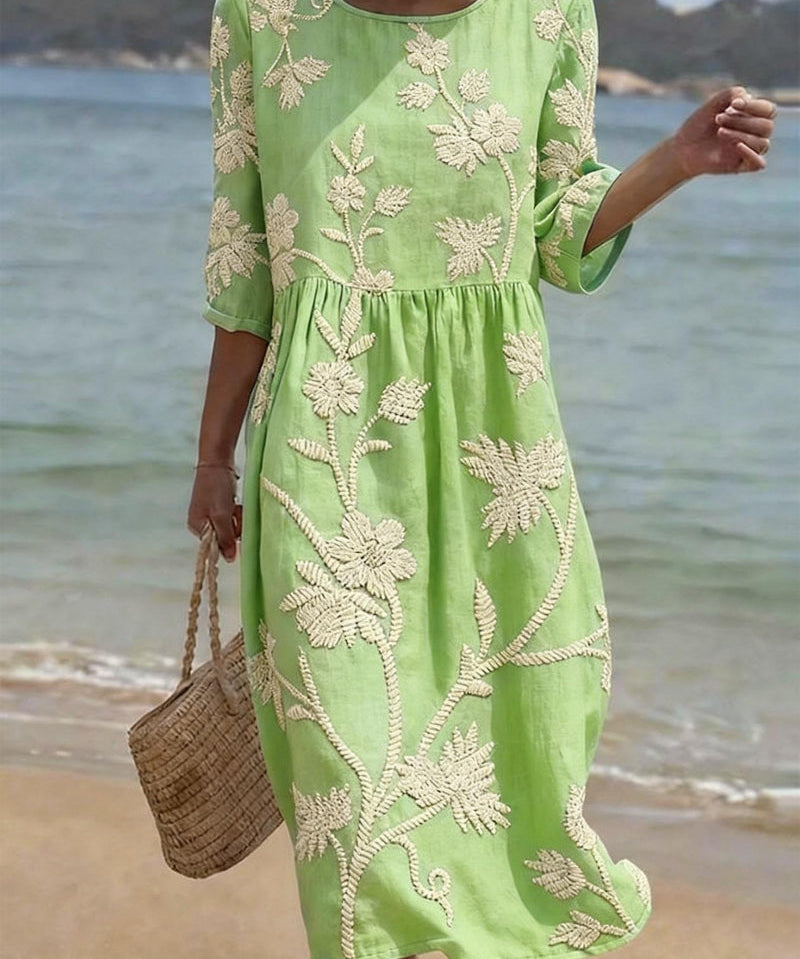 Vestido informal de mujer con estampado floral.