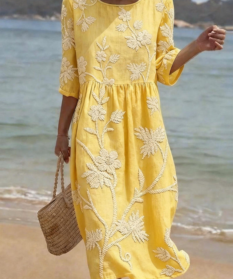 Vestido informal de mujer con estampado floral.