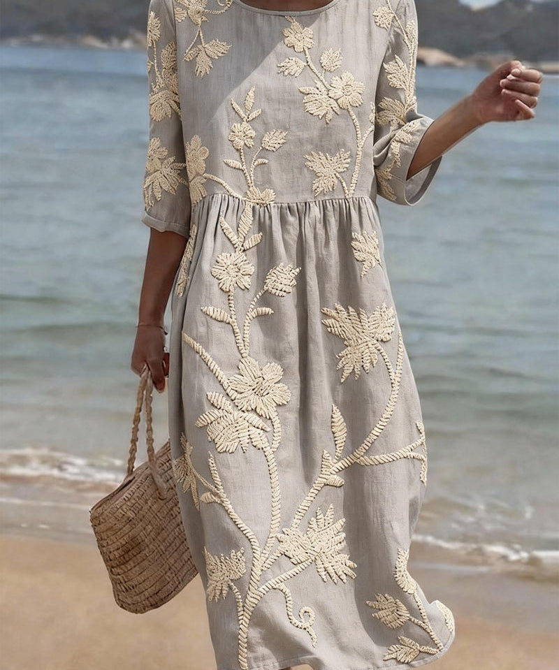 Vestido informal de mujer con estampado floral.