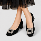 Casimira™ | Escarpín de Ante con Broche Joya y Tacón Bloque