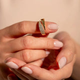 elegantan Guldring med Funklende Sten